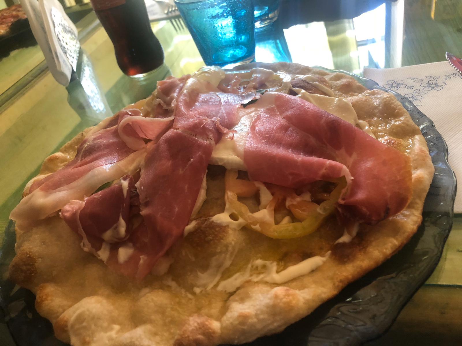 Pizza caprese e crudo di Parma